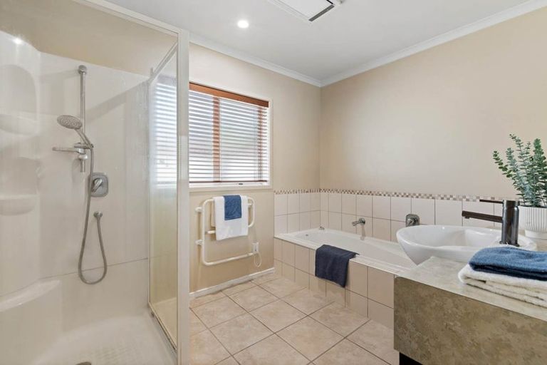 Photo of property in 3 Borthwick Close, Flat Bush, Auckland, 2016