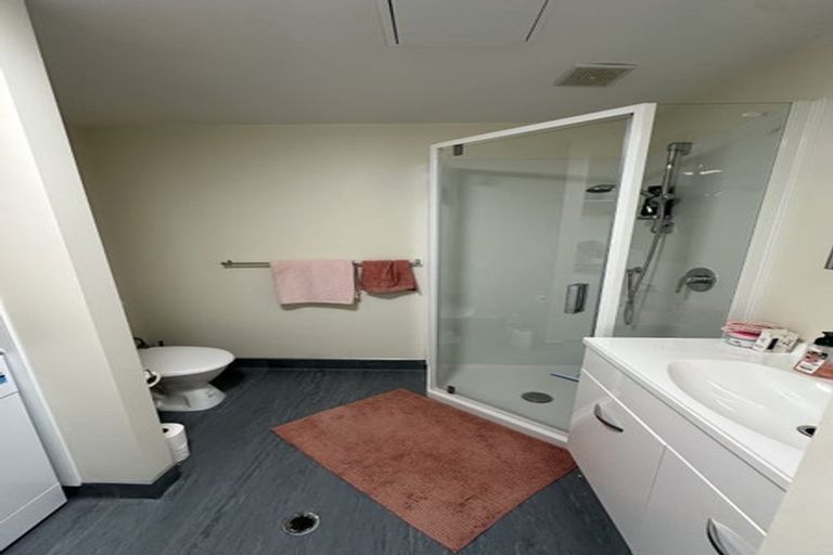 Photo of property in 2/242 Great North Road, Henderson, Auckland, 0612