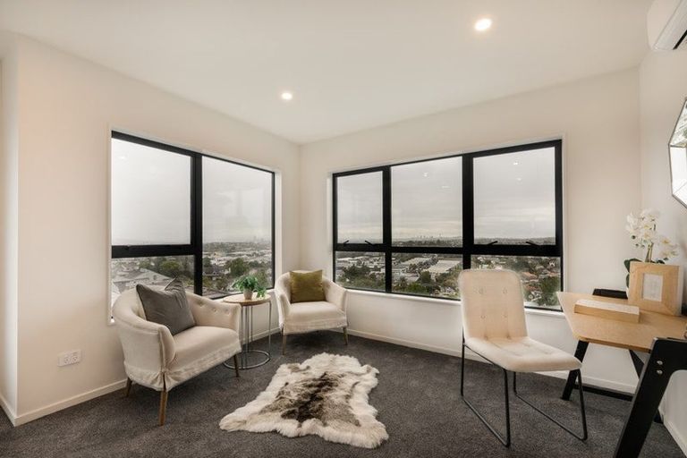 Photo of property in 39c Target Road, Totara Vale, Auckland, 0629