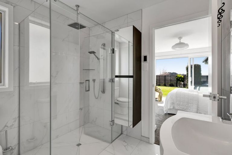 Photo of property in 4 Vardon Way, Waiwhakaiho, New Plymouth, 4312