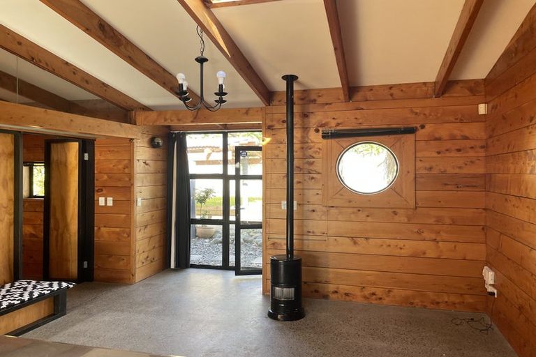 Photo of property in 102 Seaview Road, Paraparaumu Beach, Paraparaumu, 5032