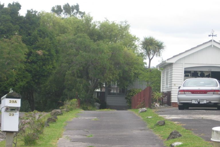 Photo of property in 2/39 Powrie Street, Glenfield, Auckland, 0629