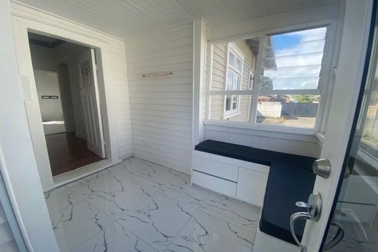 Photo of property in 118a Hutchinson Avenue, New Lynn, Auckland, 0600