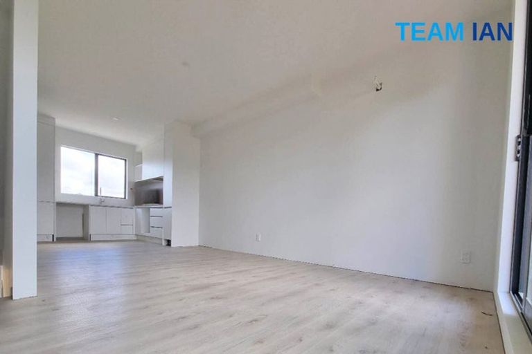 Photo of property in 11 Kayle Glen, West Harbour, Auckland, 0618