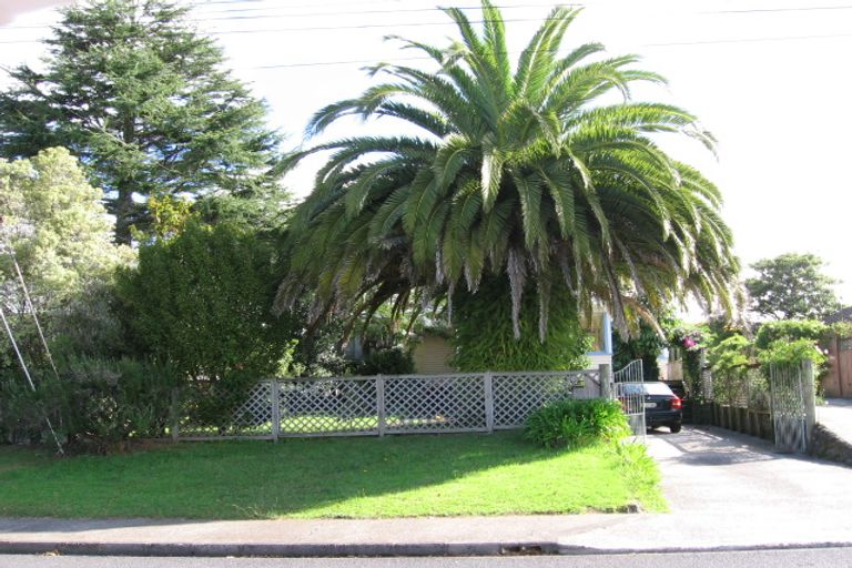 Photo of property in 90 Gloria Avenue, Te Atatu Peninsula, Auckland, 0610