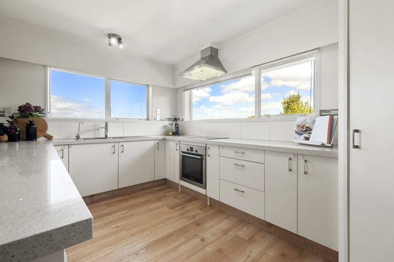 Photo of property in 1/3 Hall Road, Glenfield, Auckland, 0629