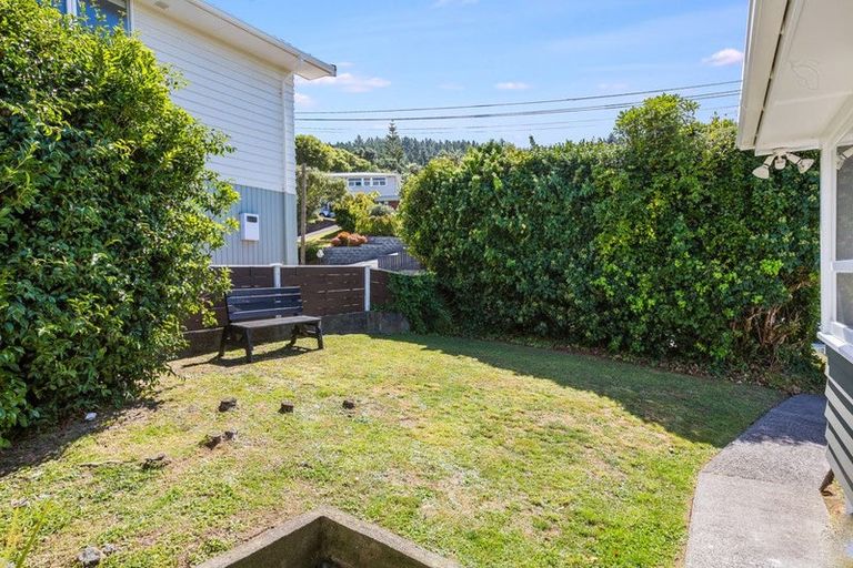 Photo of property in 75 Larsen Crescent, Tawa, Wellington, 5028