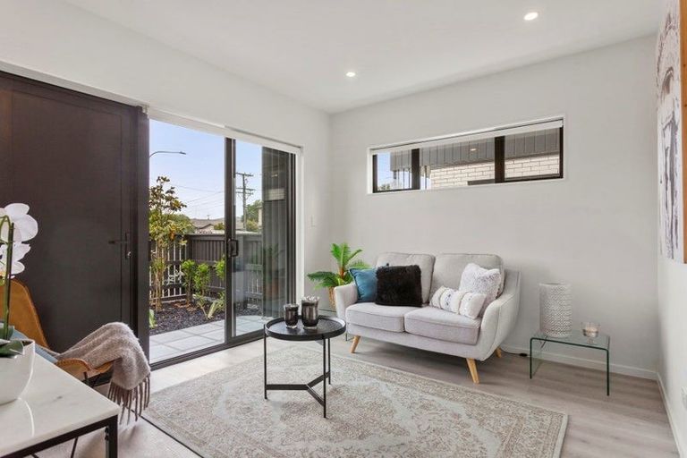 Photo of property in 2/86 Gloria Avenue, Te Atatu Peninsula, Auckland, 0610