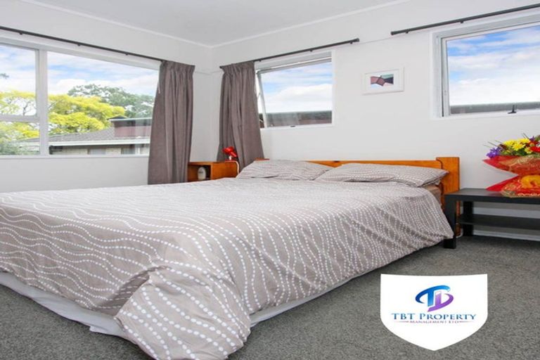 Photo of property in 2/20 Challen Close, Conifer Grove, Takanini, 2112