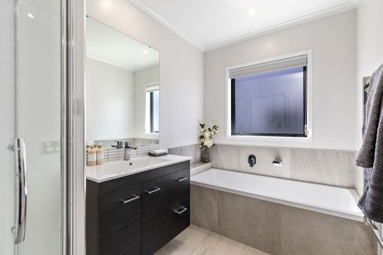 Photo of property in 17 Sacred Kingfisher Road, Hobsonville, Auckland, 0616