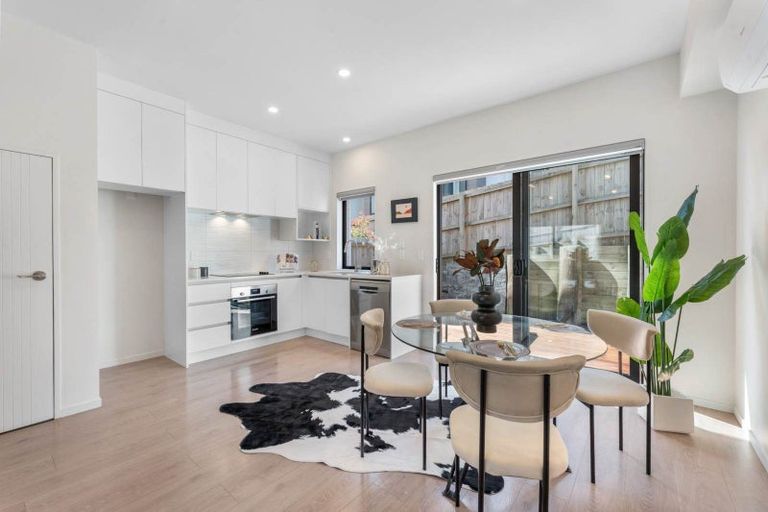 Photo of property in 4d Flaunty Place, West Harbour, Auckland, 0618