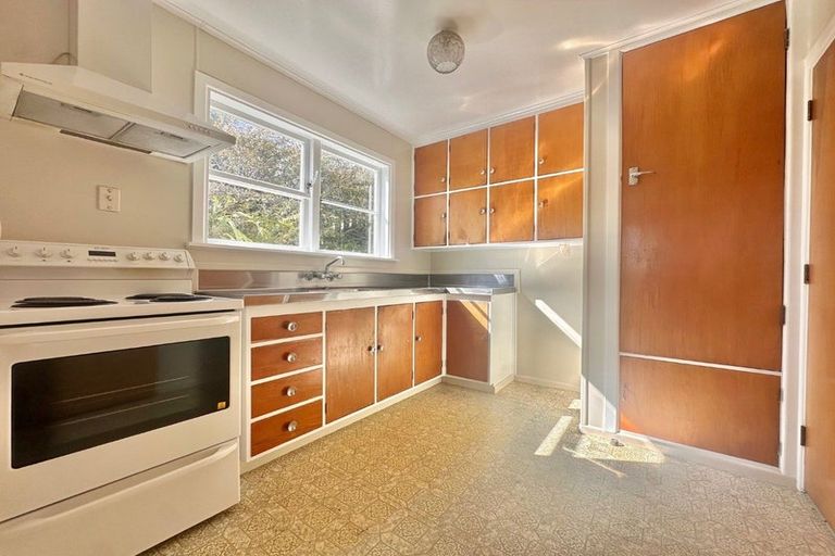 Photo of property in 21 Kahikatea Grove, Paparangi, Wellington, 6037