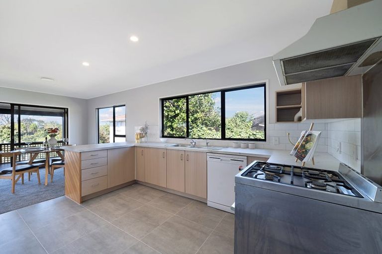 Photo of property in 10 Claverdon Drive, Massey, Auckland, 0614