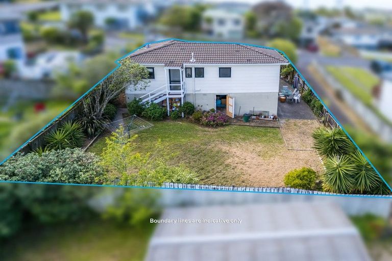 Photo of property in 3 Loughanure Place, Massey, Auckland, 0614
