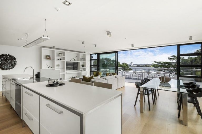 Photo of property in 10/258 Hurstmere Road, Takapuna, Auckland, 0622