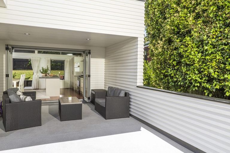 Photo of property in 22 Kiteroa Terrace, Rothesay Bay, Auckland, 0630