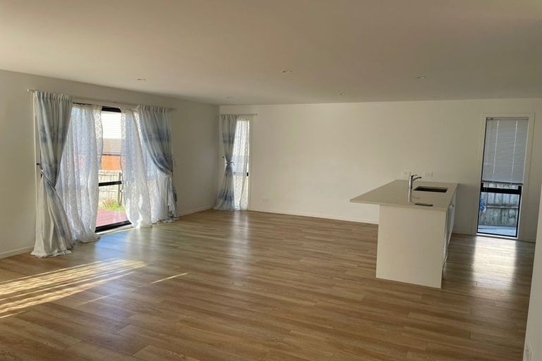 Photo of property in 3157 Great North Road, New Lynn, Auckland, 0600