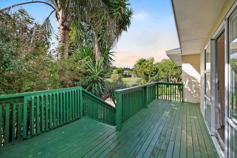 Photo of property in 16 Leaming Place, Clarks Beach, 2122