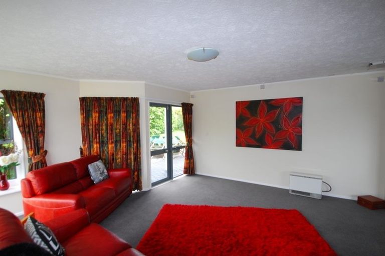 Photo of property in 122 Westchester Drive, Churton Park, Wellington, 6037