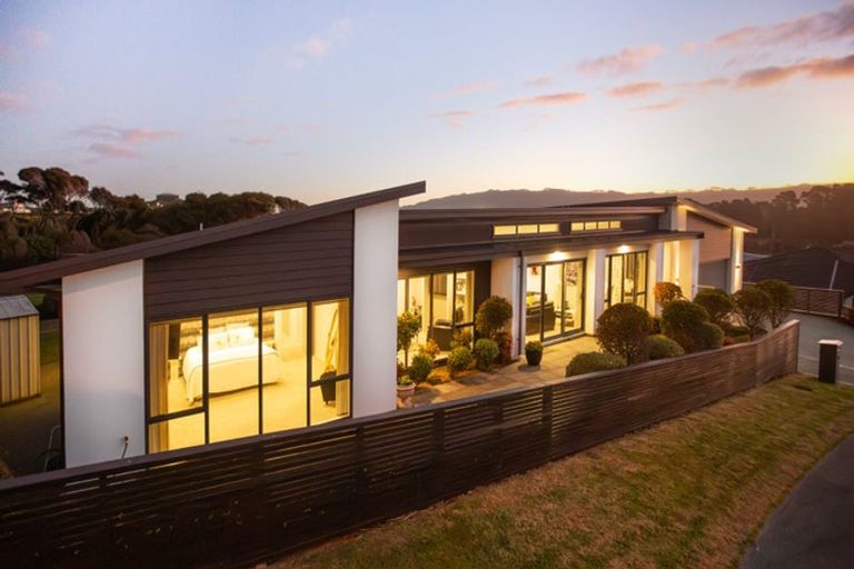 Photo of property in 6 The Fjord, Aotea, Porirua, 5024