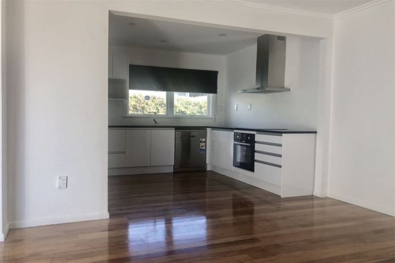 Photo of property in 61 Ocean View Road, Hillcrest, Auckland, 0627