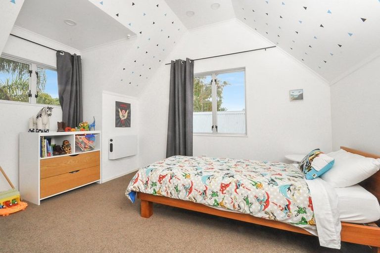 Photo of property in 19 Rehia Road, Massey, Auckland, 0614