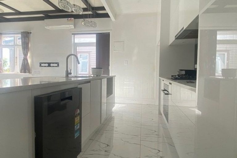 Photo of property in 118a Hutchinson Avenue, New Lynn, Auckland, 0600