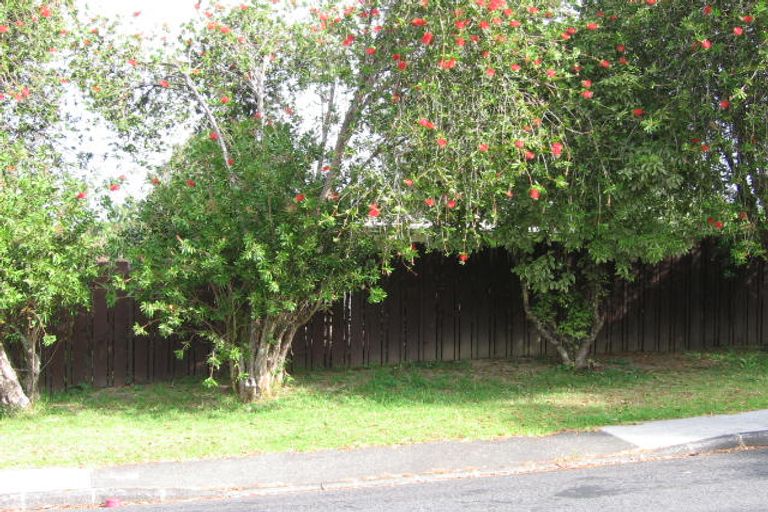 Photo of property in 1/3 Tallington Crescent, Torbay, Auckland, 0630
