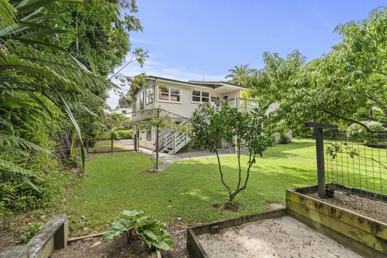 Photo of property in 52 Pitcairn Street, Oakura, 4314