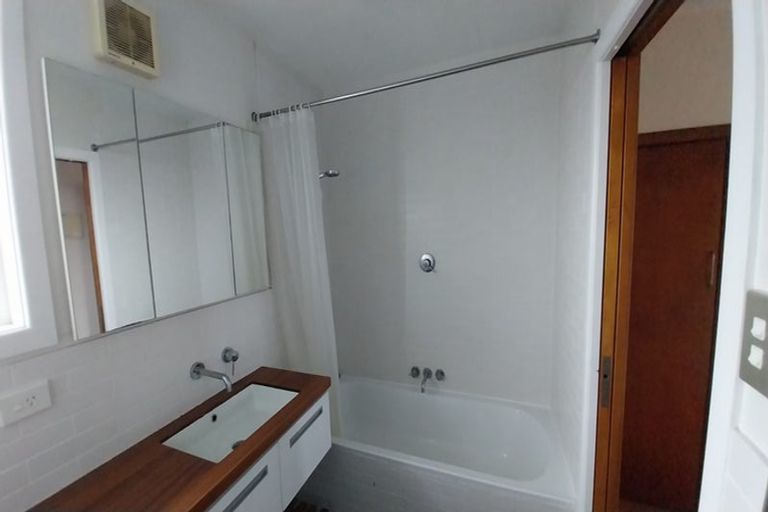 Photo of property in 30 Neil Avenue, Te Atatu Peninsula, Auckland, 0610