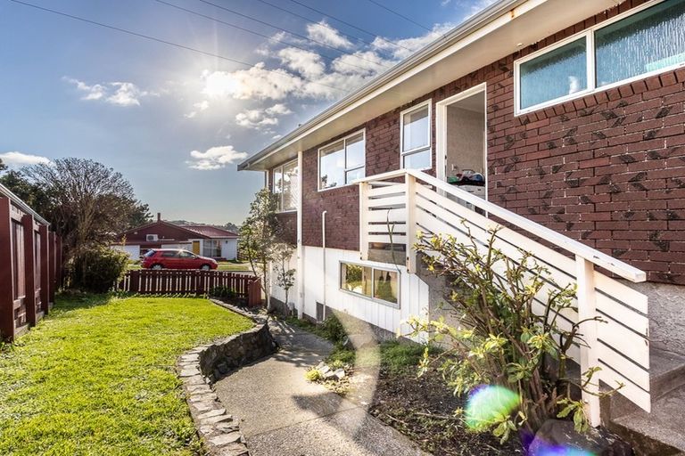 Photo of property in 37 Edgecombe Street, Newlands, Wellington, 6037