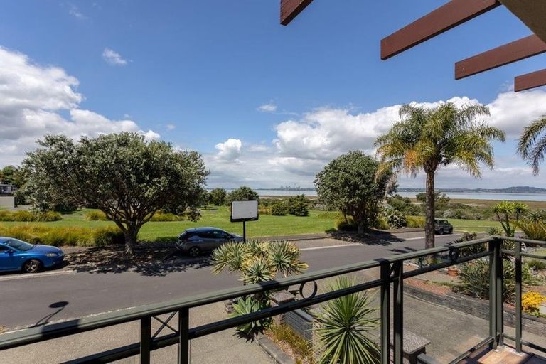 Photo of property in 34 Danica Esplanade, Te Atatu Peninsula, Auckland, 0610