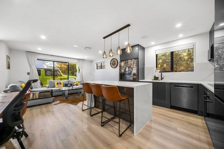 Photo of property in 25f Oteha Valley Road, Northcross, Auckland, 0632