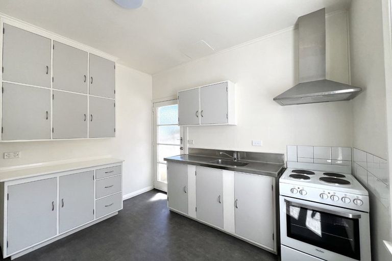 Photo of property in 98a Northland Road, Northland, Wellington, 6012