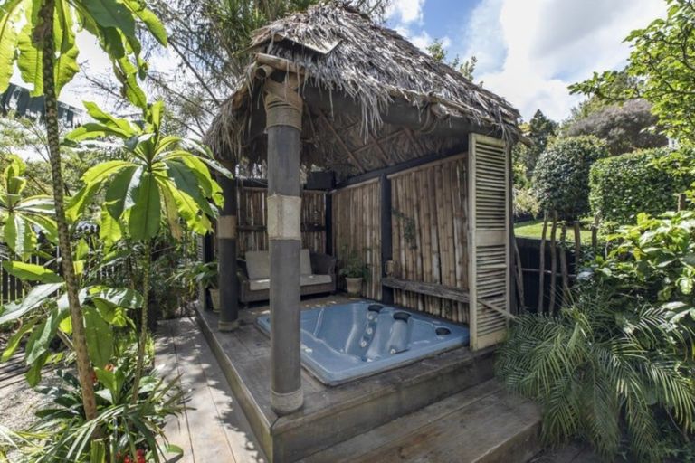 Photo of property in 18 Rimutaka Place, Titirangi, Auckland, 0604