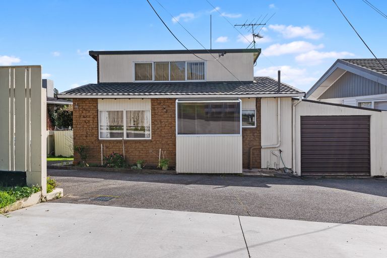 Photo of property in 2/58 Pupuke Road, Hillcrest, Auckland, 0627