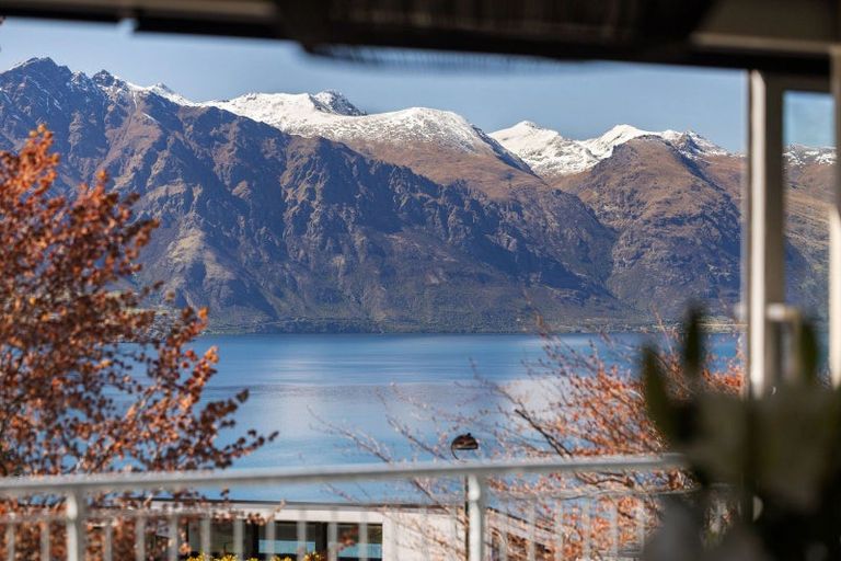 Photo of property in 6 Whitbourn Place, Fernhill, Queenstown, 9300