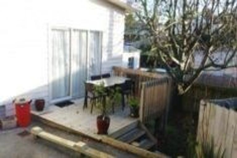 Photo of property in 9b Mackwood Place, Birkdale, Auckland, 0626