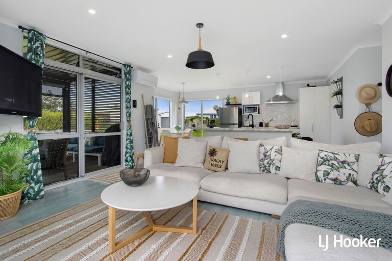 Photo of property in 16 Reel Road, Athenree, Waihi Beach, 3611