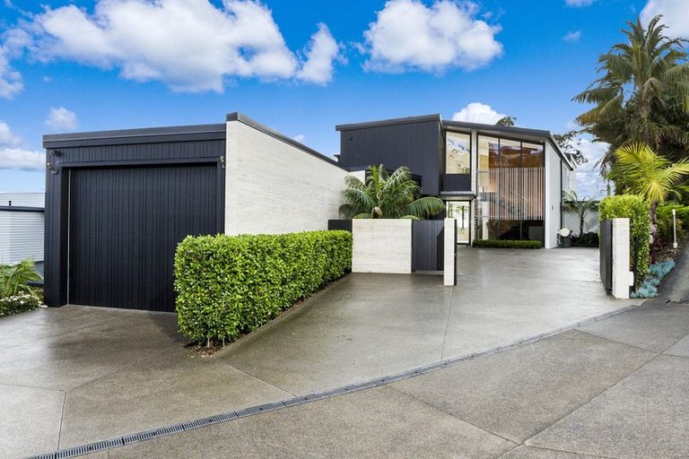 Photo of property in 31 Chelverton Terrace, Red Beach, 0932