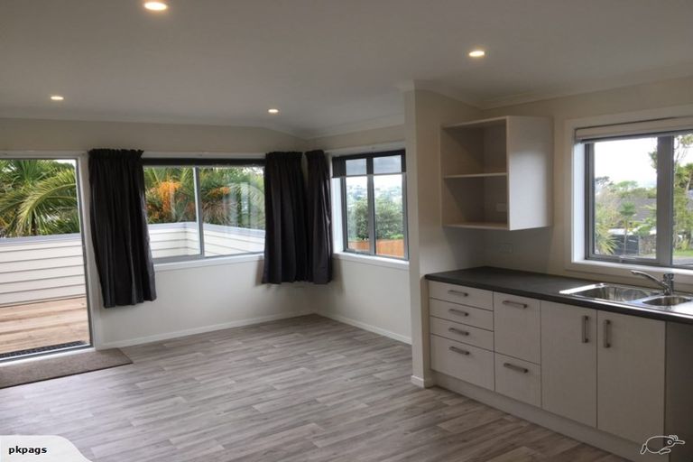 Photo of property in 21 Highland Avenue, Titirangi, Auckland, 0604