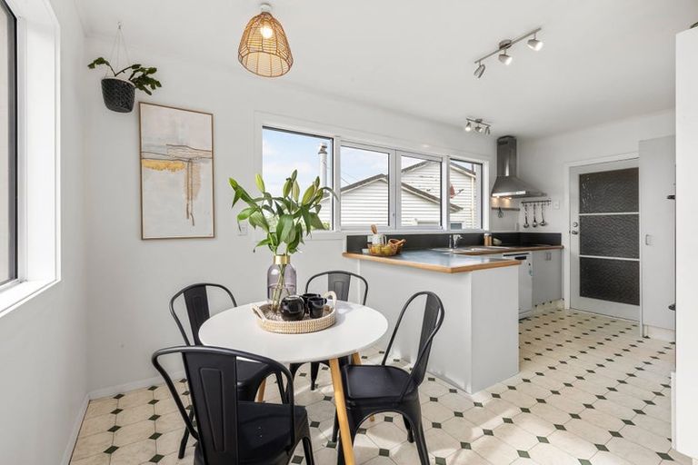 Photo of property in 7 Bowes Crescent, Strathmore Park, Wellington, 6022