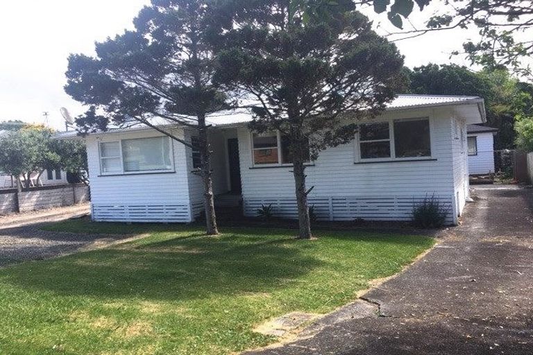 Photo of property in 4 Gill Avenue, Te Atatu Peninsula, Auckland, 0610