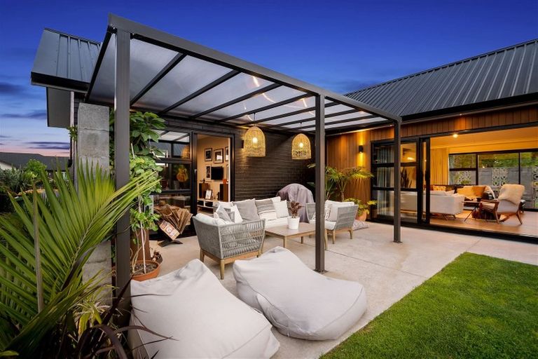 Photo of property in 2 Len Ireland Drive, Kumeu, 0810