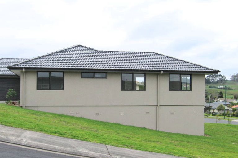 Photo of property in 2 Empressa Heights, Helensville, 0800