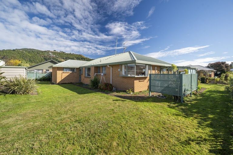 Photo of property in 2 Ashmore Place, Fairy Springs, Rotorua, 3015