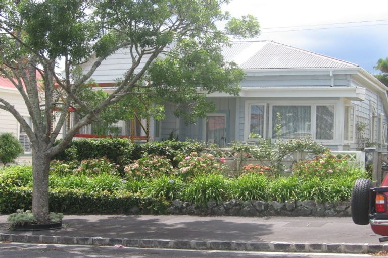 Photo of property in 18 Hastings Parade, Devonport, Auckland, 0624