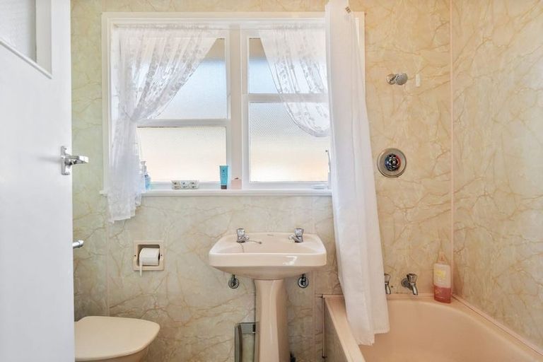 Photo of property in 71 Wai-iti Crescent, Woburn, Lower Hutt, 5010