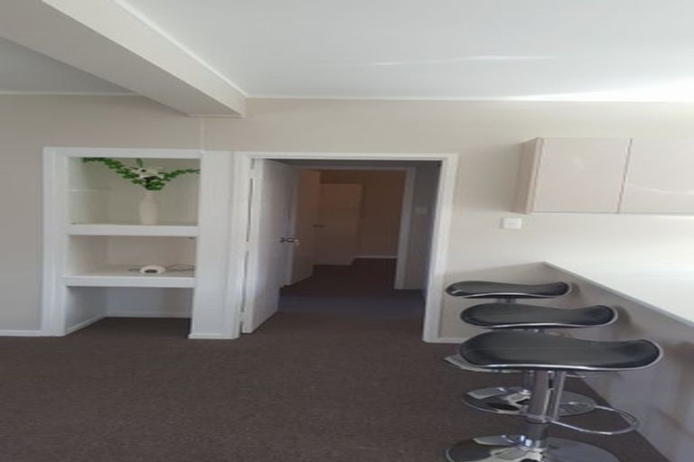 Photo of property in 1/212 Sunnynook Road, Totara Vale, Auckland, 0627