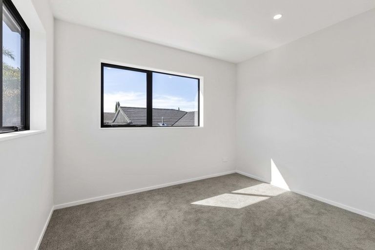 Photo of property in 32a Tupaki Place, Pakuranga Heights, Auckland, 2010